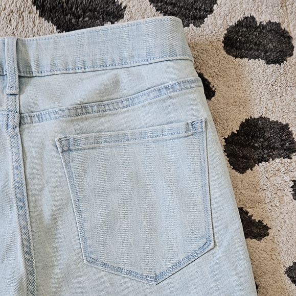 NWT Old Navy 5" Inseam Mid-Rise Denim Shorts Light Wash Striped Size 12 - Picture 7 of 9